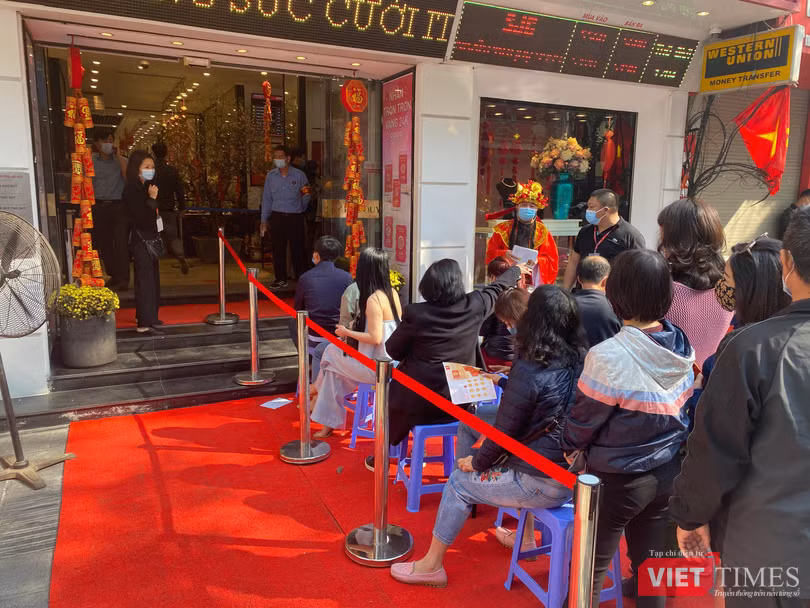 Một cửa hàng cho khách ngồi chờ bên ngoài để đảm bảo số lượng khách hàng bên trong không quá đông. Một cửa hàng cho khách ngồi chờ bên ngoài để đảm bảo số lượng khách hàng bên trong không quá đông.