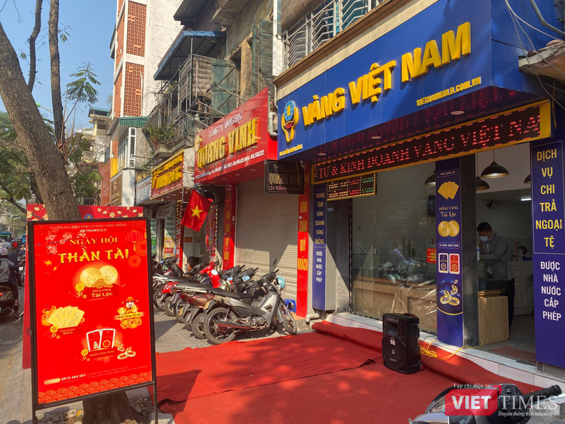 Dù nằm đối diện Bảo Tín Minh Châu, tuy nhiên một số cửa hàng vàng lại khá vắng khách, thậm chí có cửa hàng còn đóng cửa Dù nằm đối diện Bảo Tín Minh Châu, tuy nhiên một số cửa hàng vàng lại khá vắng khách, thậm chí có cửa hàng còn đóng cửa