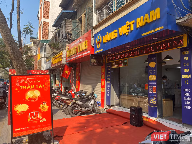 Dù nằm đối diện Bảo Tín Minh Châu, tuy nhiên một số cửa hàng vàng lại khá vắng khách, thậm chí có cửa hàng còn đóng cửa Dù nằm đối diện Bảo Tín Minh Châu, tuy nhiên một số cửa hàng vàng lại khá vắng khách, thậm chí có cửa hàng còn đóng cửa