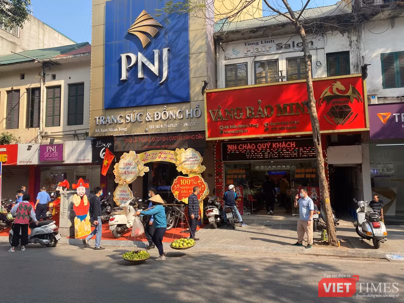 Không khí giao dịch cũng khá ảm đạm tại một cửa hàng của PNJ Không khí giao dịch cũng khá ảm đạm tại một cửa hàng của PNJ