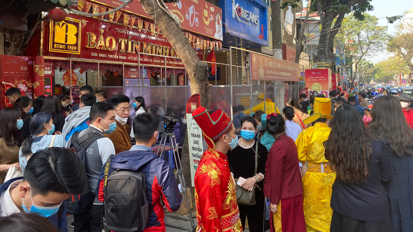 Khách hàng tấp nập đến mua vàng tại cửa hàng của Bảo Tín Minh Châu
