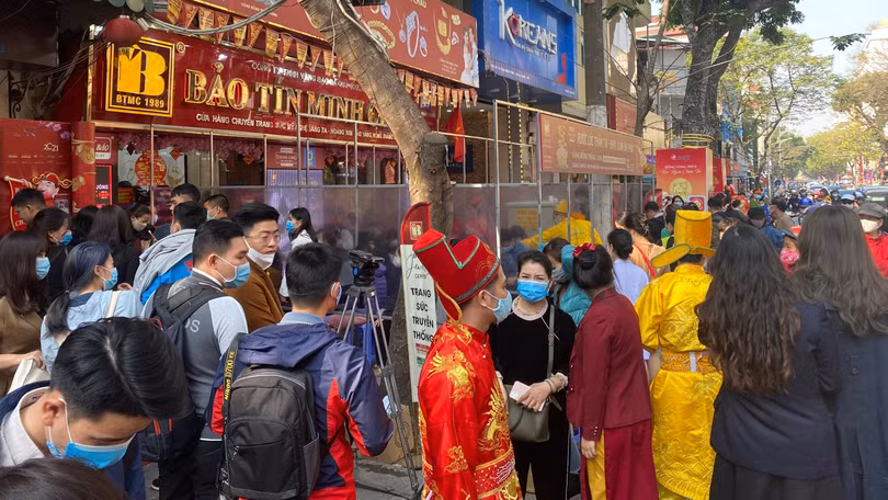 Cửa hàng vàng của Bảo Tín Minh Châu tại Hà Nội ngay 'vía thần Tài' năm 2021. Ảnh: HB 