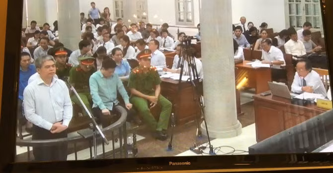 Bị cáo Nguyễn Xuân Sơn "bàng hoàng" khi bị cáo buộc tội "tham ô tài sản". (Ảnh: T.T)