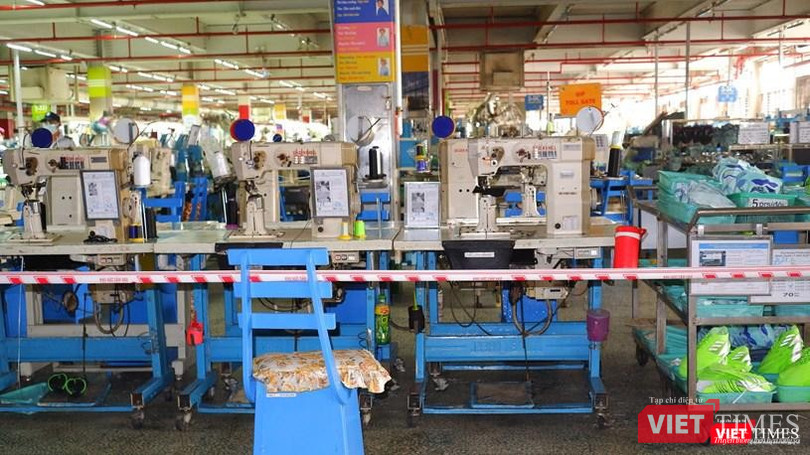 Phong tỏa khu vực làm việc của bệnh nhân thuộc công ty PouYuen Việt Nam (quận Bình Tân, TP.HCM) - Ảnh: HCDC