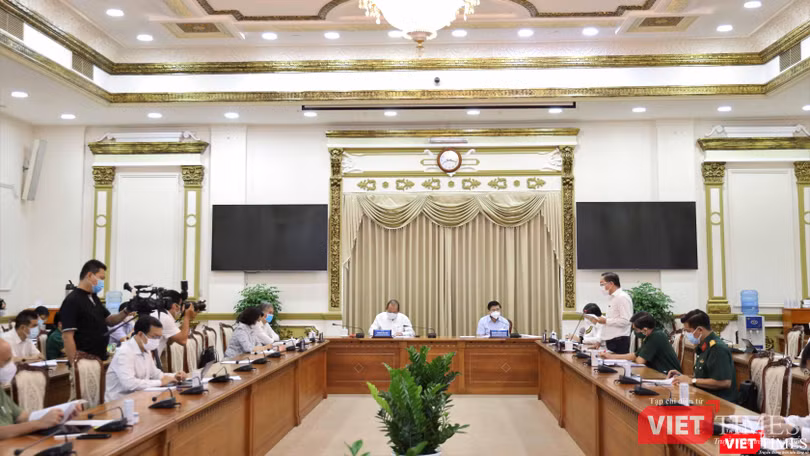 Phó Thủ tướng Trương Hoà Bình và Chủ tịch UBND TP.HCM Nguyễn Thành Phong tại cuộc họp sáng 14/6 - Ảnh: Huyền Mai