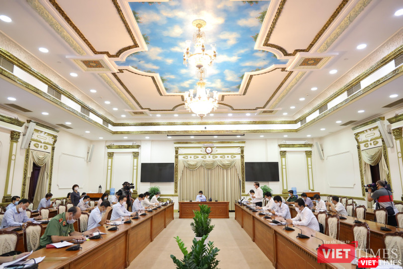 Chủ tịch UBND TP.HCM Nguyễn Thành Phong điểm lại một số chuỗi ca bệnh lớn tại TP.HCM đồng thời yêu cầu sẵn sàng năng lực điều trị - Ảnh: TTBC