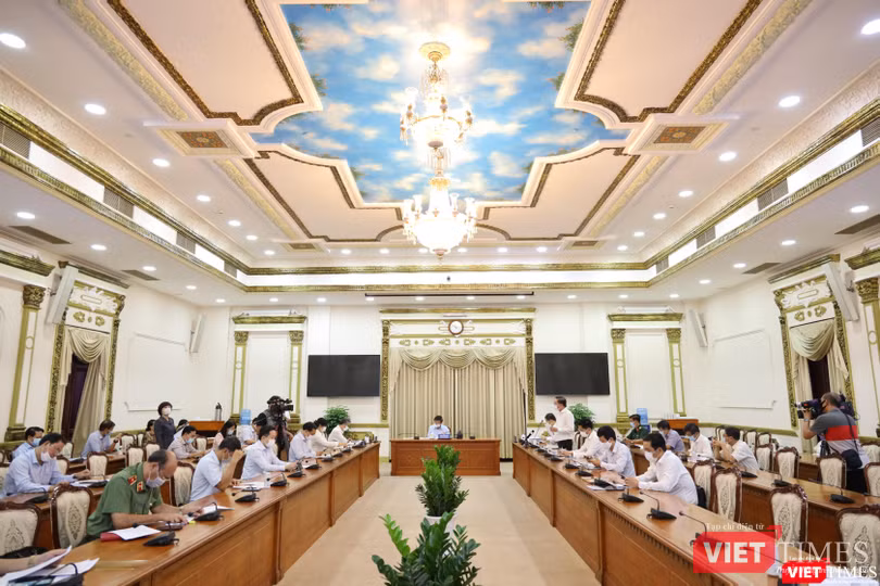 Chủ tịch UBND TP.HCM Nguyễn Thành Phong điểm lại một số chuỗi ca bệnh lớn tại TP.HCM đồng thời yêu cầu sẵn sàng năng lực điều trị - Ảnh: TTBC
