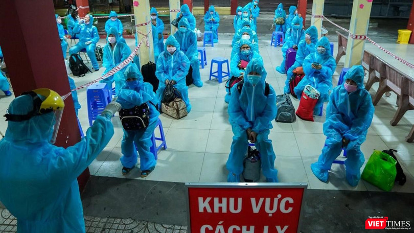 Cách ly tập trung, lấy mẫu xét nghiệm cho công nhân (Ảnh: HCDC) 