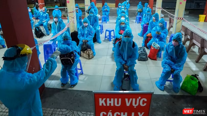 Cách ly tập trung, lấy mẫu xét nghiệm cho công nhân (Ảnh: HCDC) 