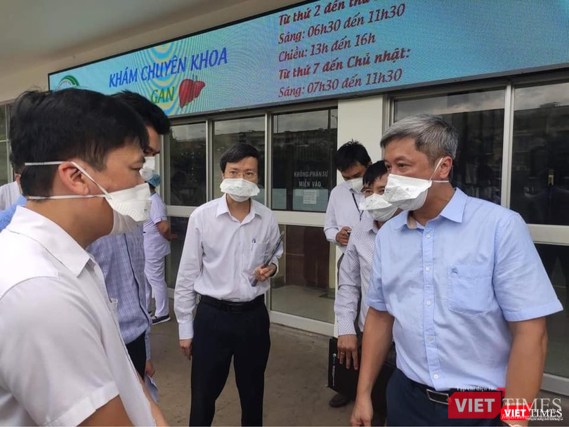 Thứ trưởng Nguyễn Trường Sơn đến kiểm tra tình hình dịch bệnh tại BV Bệnh Nhiệt đới TP.HCM - Ảnh Khôi Nguyễn Thứ trưởng Nguyễn Trường Sơn đến kiểm tra tình hình dịch bệnh tại BV Bệnh Nhiệt đới TP.HCM - Ảnh Khôi Nguyễn