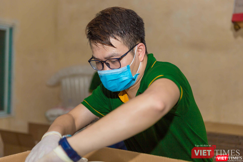 Ông Vũ Thế Anh, giám đốc Marketing công ty Altai Sibiri trực tiếp tham gia hoạt động thiện nguyện kéo dài một tuần lễ