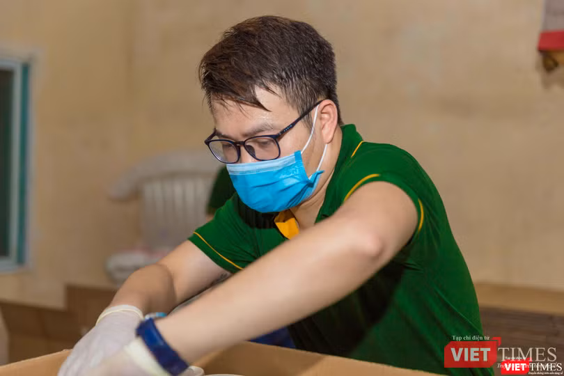 Ông Vũ Thế Anh, giám đốc Marketing công ty Altai Sibiri trực tiếp tham gia hoạt động thiện nguyện kéo dài một tuần lễ