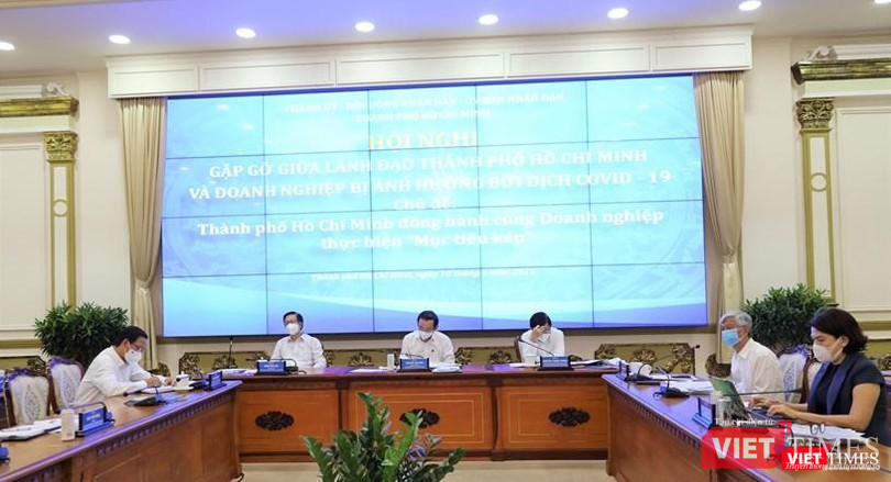 Toàn cảnh hội nghị gặp gỡ trực tuyến giữa lãnh đạo TP và Doanh nghiệp bị ảnh hưởng bởi dịch Covid-19. Ảnh: Huyền Mai