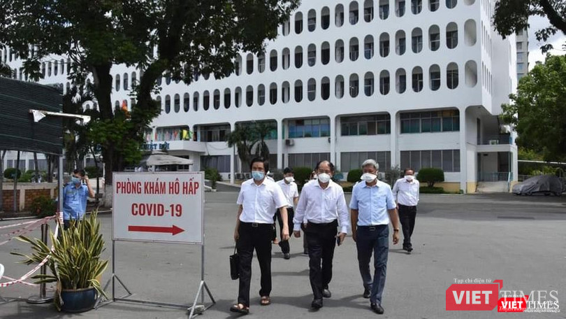 Đoàn công tác Bộ Y tế làm việc với BV Bệnh Nhiệt đới TP.HCM - Ảnh Khôi Nguyễn