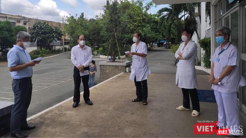 GSTS Nguyễn Văn Vĩnh Châu báo cáo với đoàn công tác Bộ Y tế - Ảnh: Khôi Nguyễn GSTS Nguyễn Văn Vĩnh Châu báo cáo với đoàn công tác Bộ Y tế - Ảnh: Khôi Nguyễn