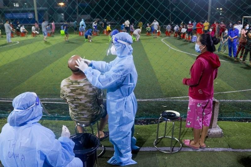 Lực lượng chức năng lấy mẫu xét nghiệm tại phường An Lạc, quận Bình Tân, đêm 17/6. Ảnh: PLO