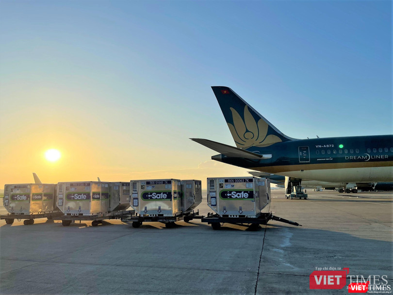 Chuyến bay mang 800.000 liều vaccine đã hạ cánh an toàn đến TP.HCM - Ảnh: VNA