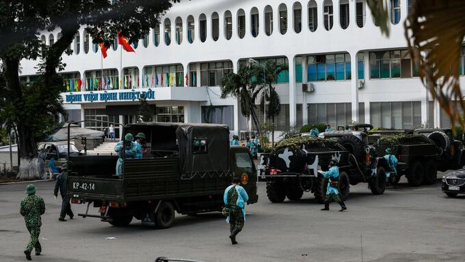 Xe đặc chủng phun khử khuẩn BV Bệnh Nhiệt đới TP.HCM - Ảnh: Hữu Khoa Xe đặc chủng phun khử khuẩn BV Bệnh Nhiệt đới TP.HCM - Ảnh: Hữu Khoa