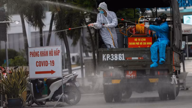 Xử lý khử khuẩn khu vực phát hiện bệnh nhân COVID-19 - Ảnh Hữu Khoa