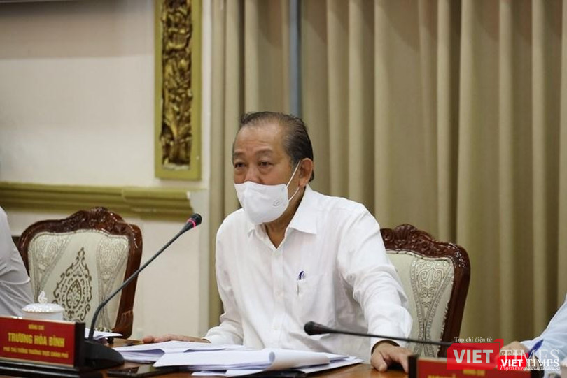 Phó Thủ tướng Thường trực Chính phủ Trương Hòa Bình chỉ đạo trong cuộc họp về tình hình dịch COVID-19 tại TP.HCM