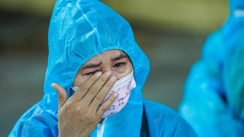 Giọt nước mắt của người công nhân Công ty Pouyuen khi phải đi cách ly - Ảnh: Zing