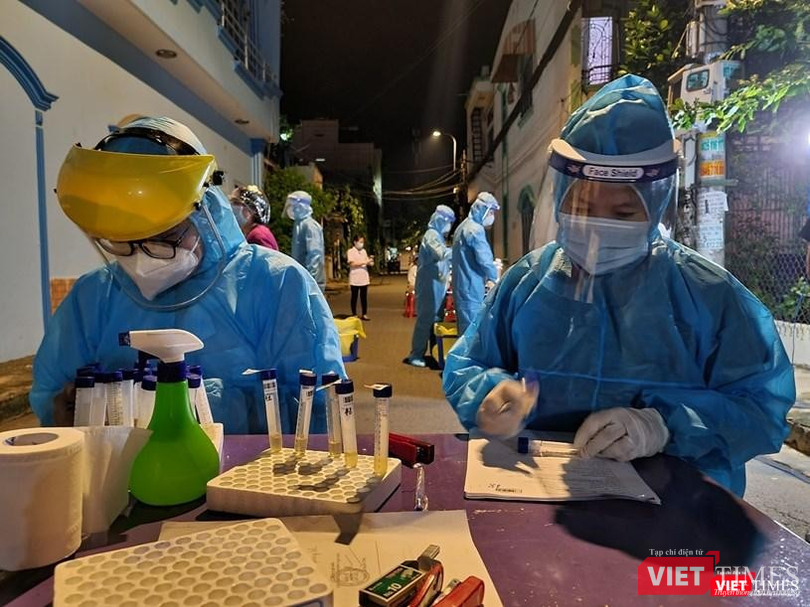 Sở Y tế khuyến cáo người dân khi có bất kỳ triệu chứng nào sau đây: sốt, đau họng, ho, khó thở, mất vị giác, mất khứu giác,… thì không được tự ý đi mua thuốc uống, mà phải đến ngay các các bệnh viện