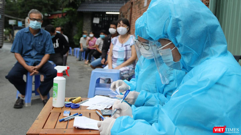 Điều tra dịch tễ và lấy mẫu xét nghiệm cư dân trong vùng phát hiện bệnh nhân - Ảnh: HCDC