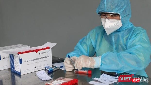 Lấy mẫu xét nghiệm để khẳng định COVID-19 - Ảnh: HCDC Lấy mẫu xét nghiệm để khẳng định COVID-19 - Ảnh: HCDC