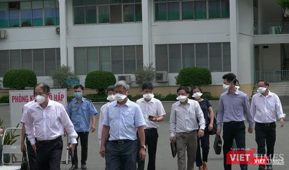 Thứ trưởng Nguyễn Trường Sơn và đoàn công tác Bộ Y tế làm việc tại Bệnh viện Bệnh Nhiệt đới TP.HCM sau khi phát hiện các ca nhiễm sáng 13/6 - Ảnh: BYT