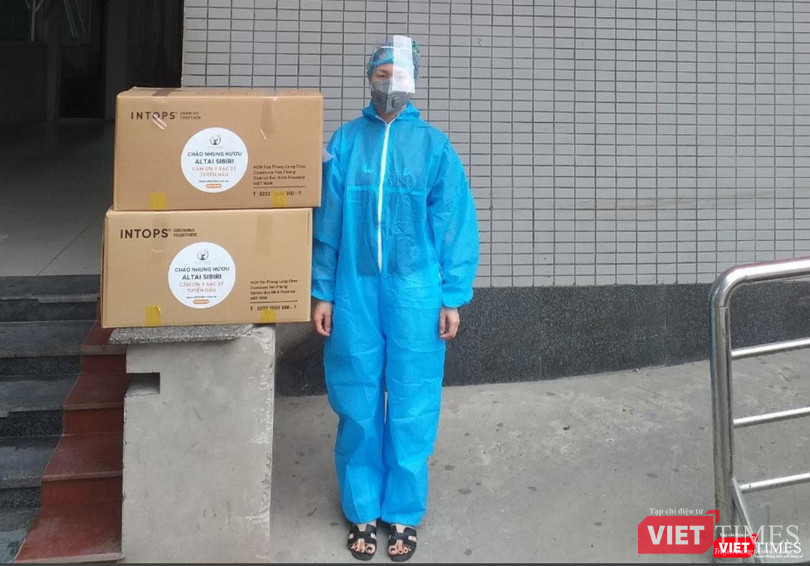 Vận chuyển các suất cháo nhung hươu cho y bác sĩ tuyến đầu chống dịch