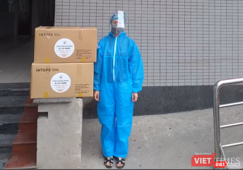 Vận chuyển các suất cháo nhung hươu cho y bác sĩ tuyến đầu chống dịch