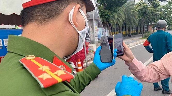 Người dân quét mã QR, đăng ký di biến động, sao lưu vào điện thoại trước khi ra đường