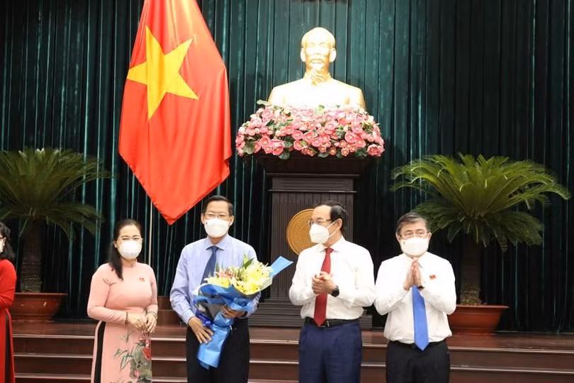 Lãnh đạo TP.HCM tặng hoa chúc mừng tân Chủ tịch UBND TP.HCM Phan Văn Mãi. Ảnh: Long Hồ Lãnh đạo TP.HCM tặng hoa chúc mừng tân Chủ tịch UBND TP.HCM Phan Văn Mãi. Ảnh: Long Hồ