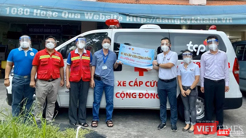 "Xe cấp cứu cộng đồng" trị giá hơn 810 triệu đồng với đầy đủ các trang thiết bị phục vụ cấp cứu theo quy định của ngành y tế tặng Bệnh viện Quận 11