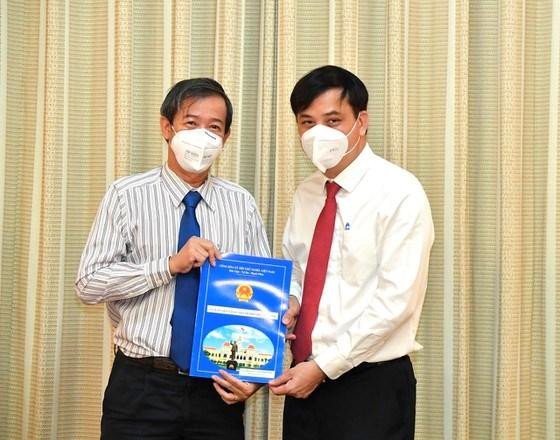 Phó Chủ tịch UBND TP.HCM Lê Hòa Bình trao quyết định bổ nhiệm Phó Giám đốc Sở Y tế cho TS-BS Nguyễn Văn Vĩnh Châu. Ảnh: Việt Dũng