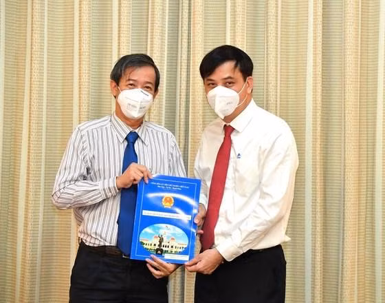 Phó Chủ tịch UBND TP.HCM Lê Hòa Bình trao quyết định bổ nhiệm Phó Giám đốc Sở Y tế cho TS-BS Nguyễn Văn Vĩnh Châu. Ảnh: Việt Dũng