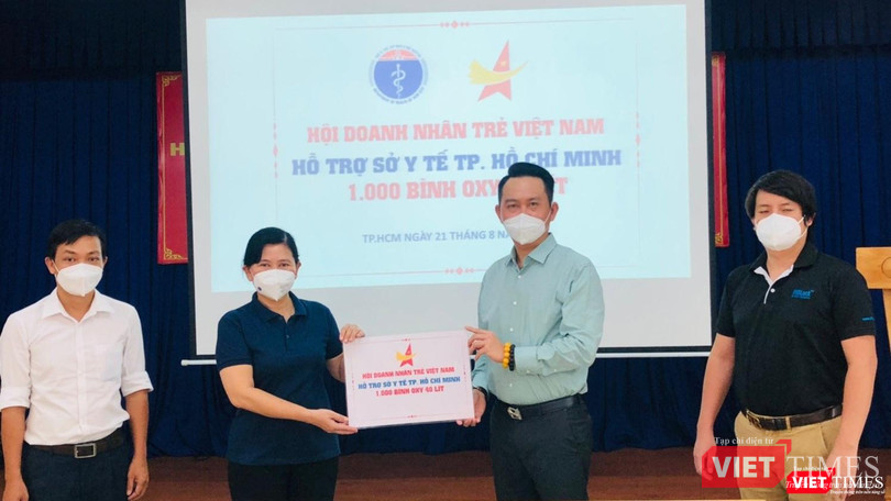 Bà Nguyễn Thị Huỳnh Mai, Chánh Văn phòng Sở Y tế TP.HCM (áo xanh, bên trái) và ông Đặng Hồng Anh - Chủ tịch Hội Doanh nhân trẻ Việt Nam, ông Hoàng Tuấn Anh, "cha đẻ" của ATM Gạo, ATM Ô xy (bên phải) cùng có mặt tại buổi trao tặng TP.HCM 1.000 bình ô xy