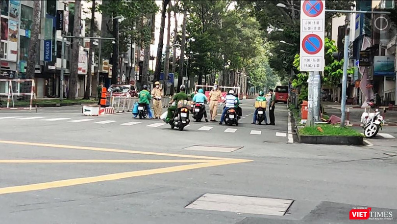 Lực lượng chức năng kiểm tra kỹ các đối tượng lưu thông trên đường. Ảnh Hoà Bình