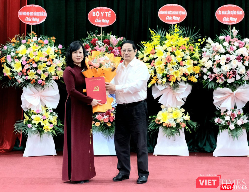 Thủ tướng Phạm Minh Chính trao Quyết định quyền Bộ trưởng Bộ Y tế cho bà Đào Hồng Lan. (Ảnh: Trần Minh)