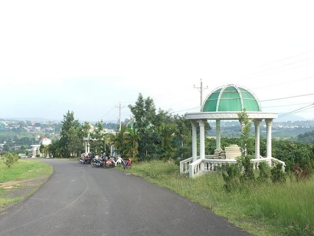 Thực trạng bên trong siêu dự án 25.000 tỷ đồng Khu đô thị Nam Đà Lạt mới chỉ có vài tiểu cảnh sơ sài, hàng loạt hạng mục chưa được triển khai như khu dân cư trú đông, khu biệt thự mùa hè, khu du lịch nghỉ dưỡng, khu đô thị trung tâm, khu công viên cây xanh, thể dục thể thao, vườn hoa, khu cổng mặt trời...