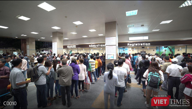 Một ngày làm việc bình thường của BV Đại học Y Dược TP.HCM vốn đã rất quá tải, nhiều bệnh nhân mong muốn nhập viện hơn con số 1.000 giường bệnh (Ảnh: HB)