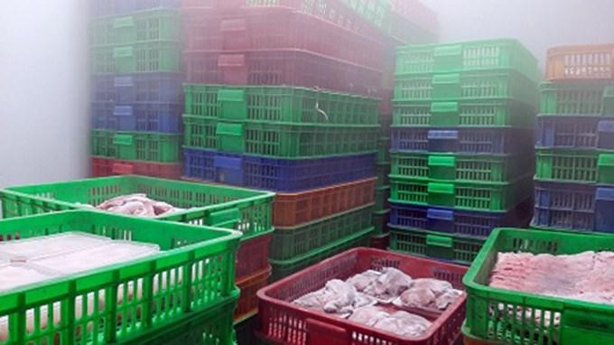 Hàng hóa thực phẩm không có hóa đơn chứng từ chứng minh nguồn gốc được chứa trong kho được chuyển lên xe đem xử lý theo quy định. Ảnh: BATTP TP.HCM.
