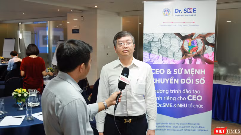 TS. Tạ Văn Lợi – Viện trưởng Viện Thương mại và Kinh tế Quốc tế (ĐH Kinh tế Quốc dân) tại chương trình đào tạo chuyển đổi số (Ảnh: HB) 