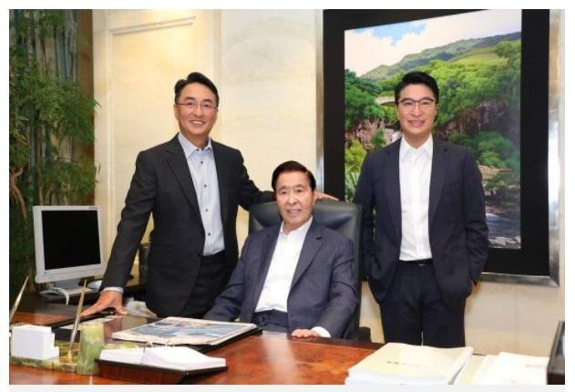 Tỷ phú Lee Shau Kee và hai con trai. Ảnh: SCMP Tỷ phú Lee Shau Kee và hai con trai. Ảnh: SCMP