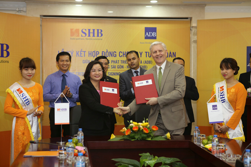  Bà Ngô Thu Hà (trái) – Phó Tổng Giám đốc SHB và ông Eric Sidgwick – Giám đốc quốc gia đại diện thường trú ADB tại Việt Nam thực hiện nghi lễ ký kết. (Ảnh: SHB)