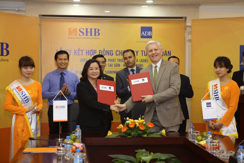  Bà Ngô Thu Hà (trái) – Phó Tổng Giám đốc SHB và ông Eric Sidgwick – Giám đốc quốc gia đại diện thường trú ADB tại Việt Nam thực hiện nghi lễ ký kết. (Ảnh: SHB)