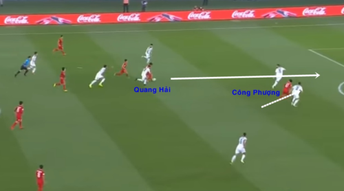 Tình huống Quang Hải chuyền vào vị trí mà trung vệ Iraq bỏ lại, nơi Công Phượng đang lẻn xuống để gây sức ép, dẫn đến bàn mở tỷ số.