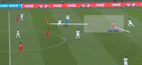 Văn Đức di chuyển nhận bóng, để một lần nữa khiến hậu vệ Iraq phải bỏ vị trí.