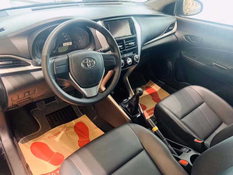 Toàn bộ ghế của Vios E MT 2024 đều đã được bọc da màu đen.