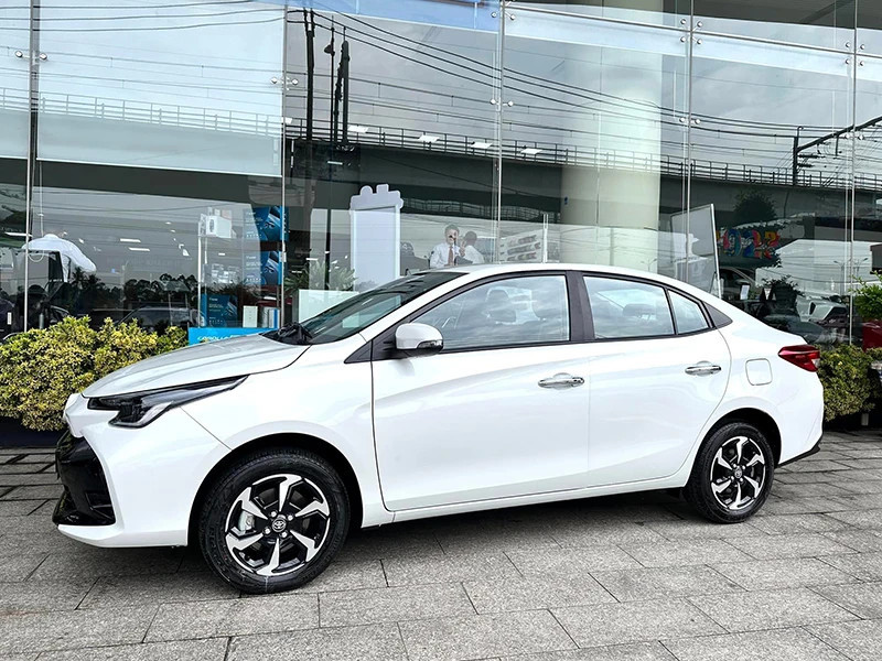 Ngoại thất Vios E MT 2024 có điểm nhấn ở La-zang và các đường dập nổi dọc thân xe.